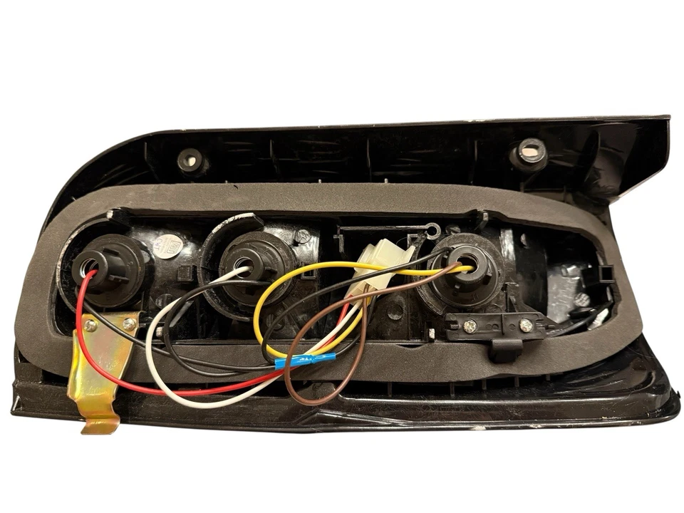 Toyota Hiance Van LH113 RZH113 1989-2004 Tail Lamp x 1 Pair - Image 2