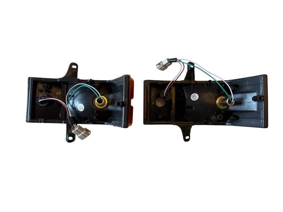 Toyota DYNA BU 60 85 96 1984 -'95 Front Corner Indicators Light x Pair - Image 2