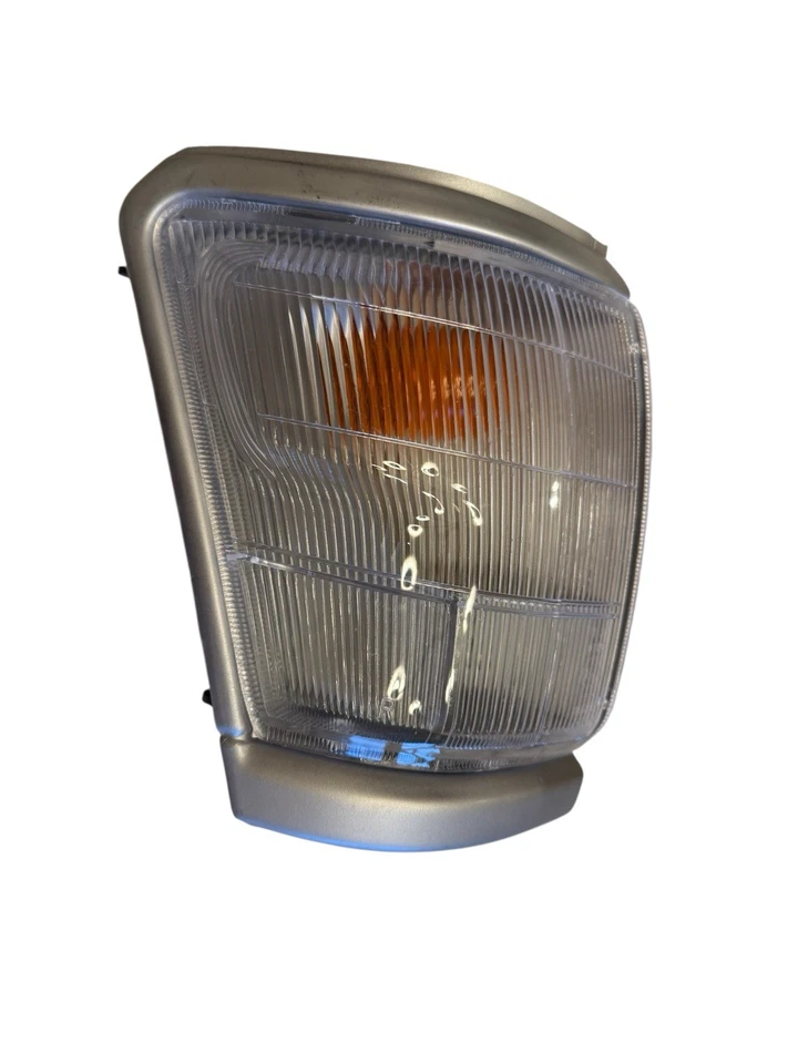 Toyota Hilux LN147 LN166 LN167 KZN165 1997-12001 Corner Light Lamp x Pair - Image 4