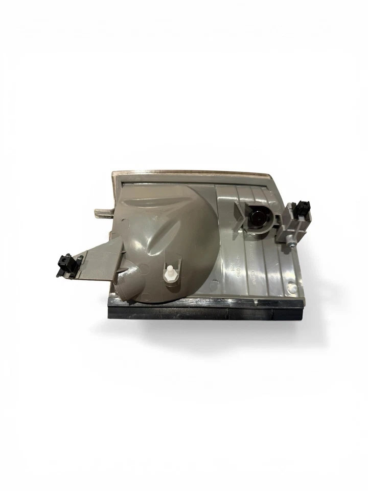 Mitsubishi Canter Fuso Truck 2005-2011 Corner Light Park Lamp - Image 2