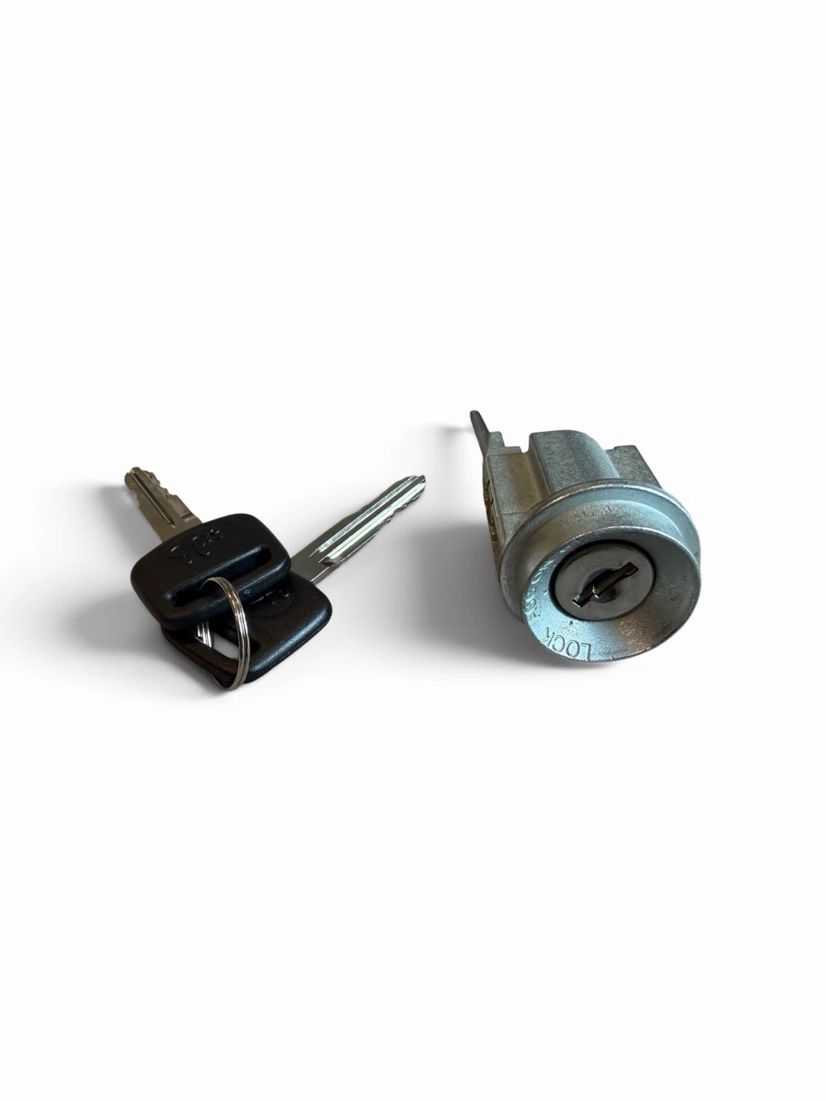Toyota Hilux RN85 LN106 LN107 YN110 1988–2002 Ignition Barrel with Matching Key Set